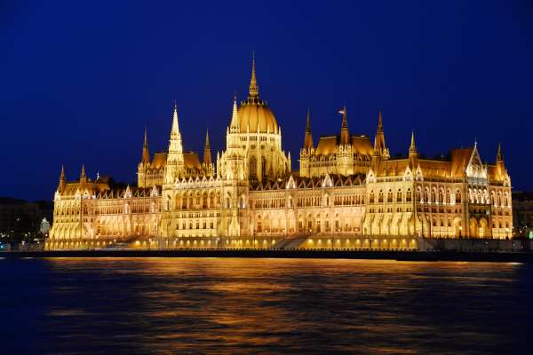 ungarisches parlamentsgebaeude in budapest bis zum