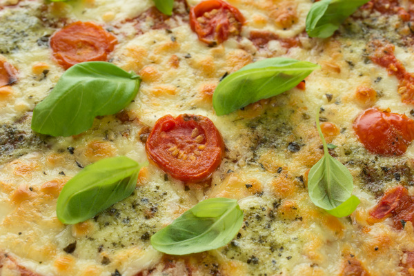 Pizza mit Mozzarella und Tomaten - Lizenzfreies Bild #14808367 ...