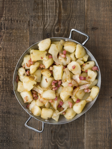 rustikale deutsch pfanne gebratene kartoffel - Stockfoto #16004793 ...