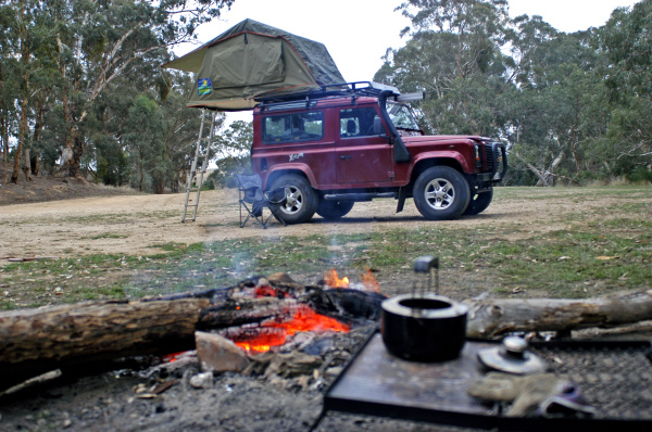 wildnis camping im australischen wald