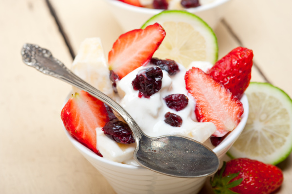 obst und joghurt salat gesundes frühstück - Lizenzfreies Foto #16693220 ...