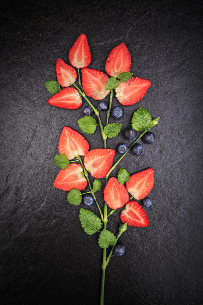 symbolische blume geformt von erdbeeren in