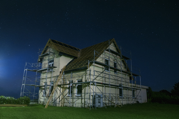 aussenansicht des hauses im bau waehrend