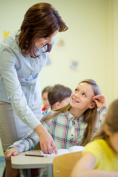 Gruppe Von Schulkindern Die Im Unterricht Testen Lizenzfreies Foto