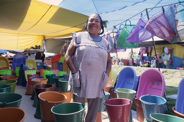 stolze mexikanische frau die buntes plastikzubehoer