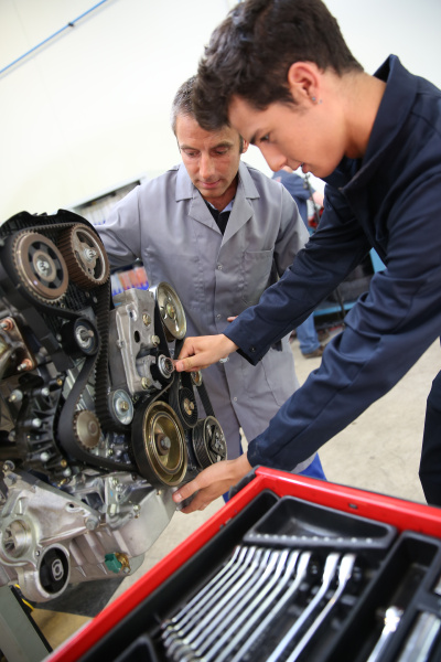 Lehrer Und Schüler In Kfz-mechaniker Ausbildung Klasse - Lizenzfreies ...