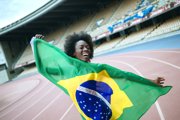junge schwarze sportler im stadion brasilianischen