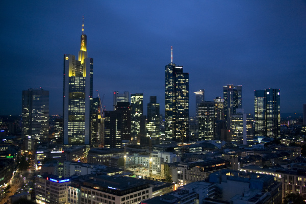 skyline von frankfurt finanzdistrikt bei nacht