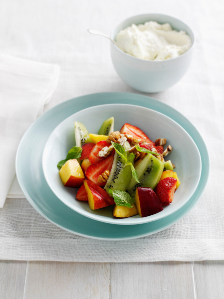 Teller mit Obstsalat mit Joghurt - Stock Photo - #18453338 ...