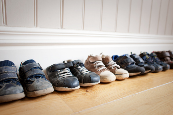 reihe von kleinen jungen schuhe