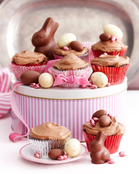 Schokoladen-Cupcakes mit Vereisung mit Ostereiern - Stock Photo ...