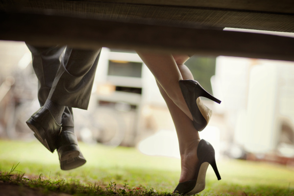 kleiderschuhe eines geschaeftsmannes und die high