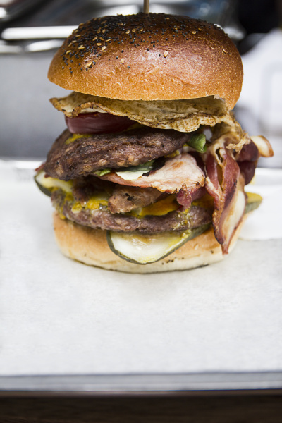 burger mit schinken und speck