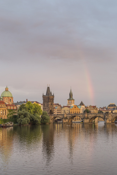 tschechische republik prag regenbogen ueber der