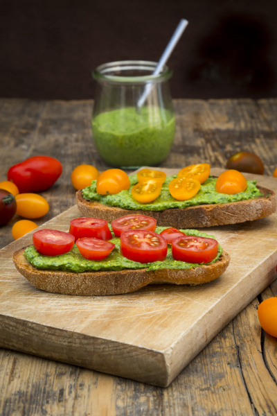 Geröstetes Brot mit Pesto und Tomaten - Lizenzfreies Bild #19322303 ...