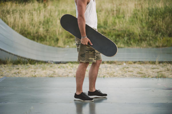 mann mit skateboard teilansicht