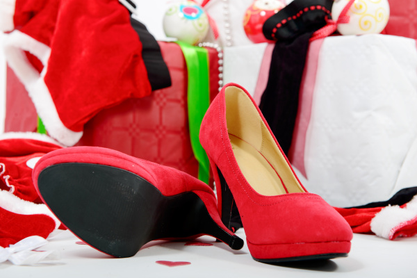 weihnachtsgeschenk boxen und rote damenschuhe