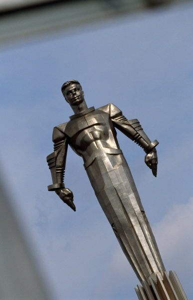 statue des kosmonauten yuri gagarin der