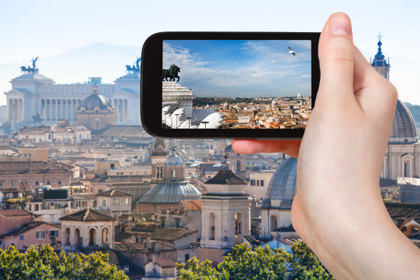 touristen fotografieren rom skyline auf dem