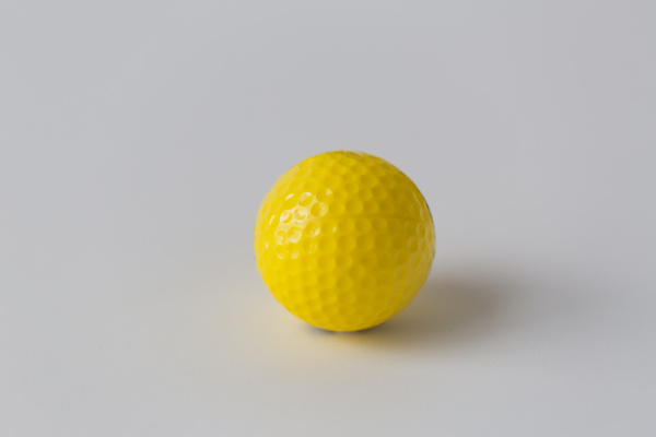 nahaufnahme von gelben golfball