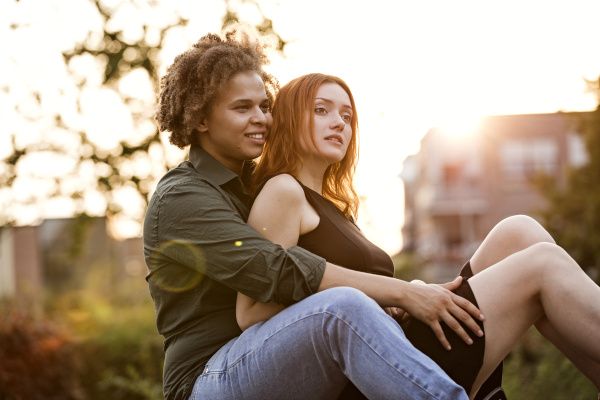 Lesbische Paar Verliebt Sitzen Im Hintergrund Lizenzfreies Bild 20208311 Bildagentur 