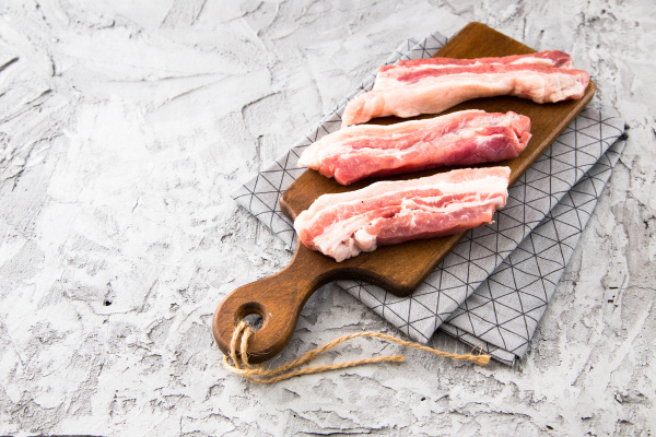 Rohes Fleisch. Schweinerippchen mit Kräutern und - Lizenzfreies Bild ...