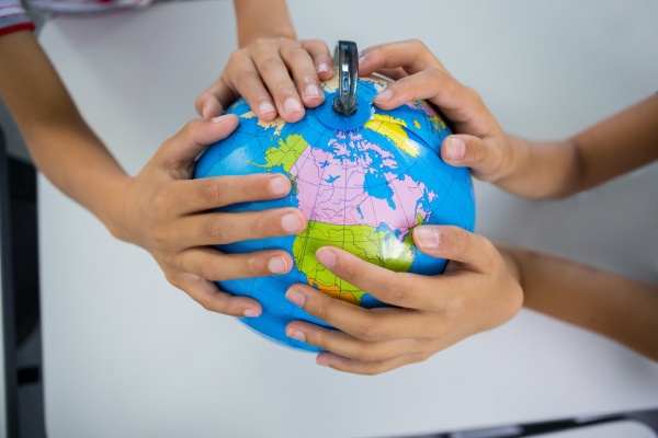 studenten halten globus im klassenzimmer