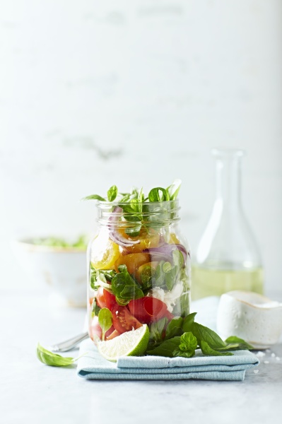 Kirschtomatensalat mit Maissalat und Mozzarella im Glas - Stockfoto ...