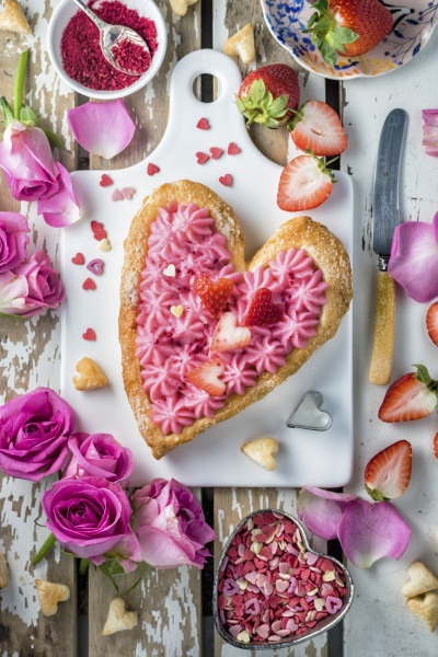 valentinstag blaetterteig torte mit rosengebaeck sahne