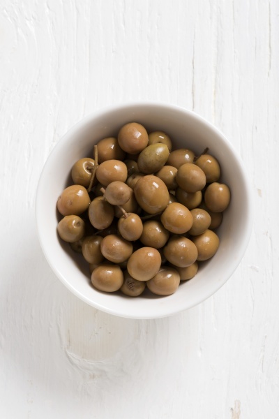 spanisch albequina oliven in einer weissen