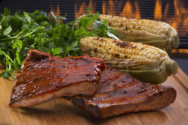 Gegrillte Spareribs und Maiskolben - Stockfoto - #20483793 ...