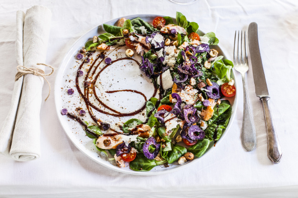 bunte salatplatte mit geräuchertem lachs crema di - Stockfoto #20541261 ...