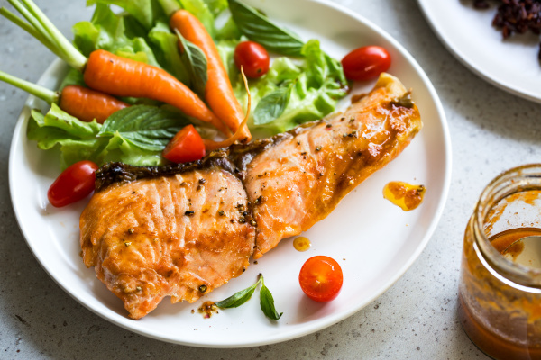 gegrillter lachs mit salat - Lizenzfreies Bild - #20555545 ...