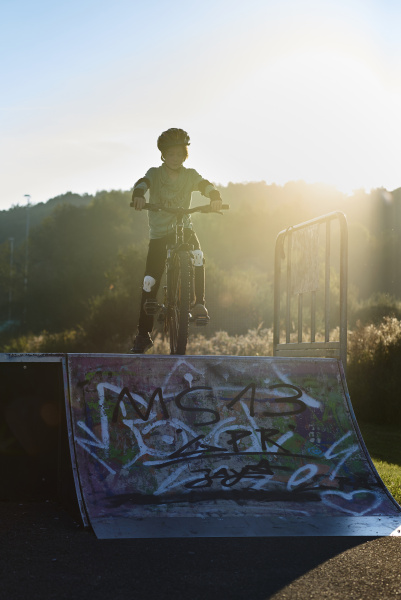junge mit mountainbike an der rampe
