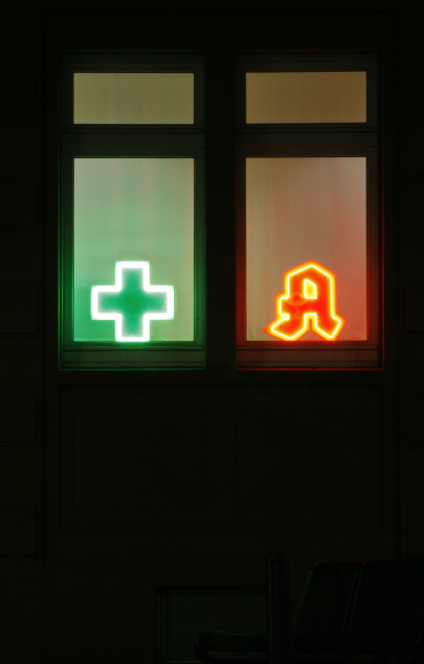 beleuchtete apothekenschilder nahaufnahme
