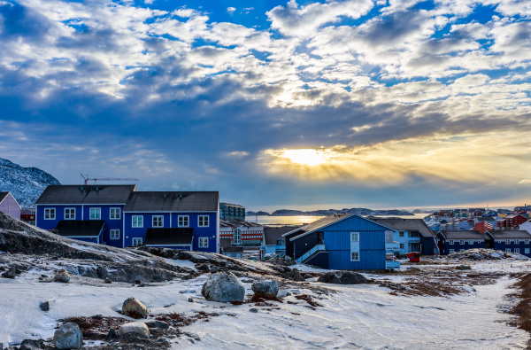 polarer sonnenuntergang ueber inuit haeusern auf