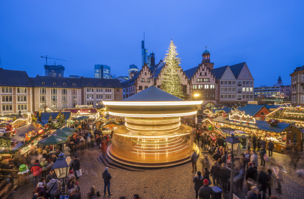 deutschland frankfurt drehendes karussell auf weihnachtsmarkt