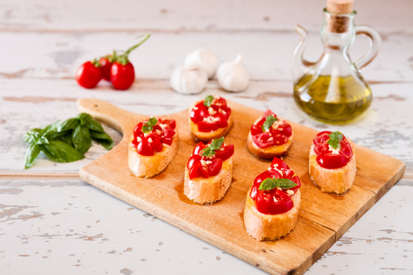 italienische bruschetta mit tomaten basilikum und - Lizenzfreies Bild ...