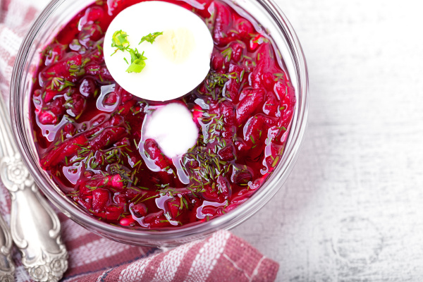 schüssel rote-bete-suppe mit sauerrahm und eiern - Lizenzfreies Bild ...