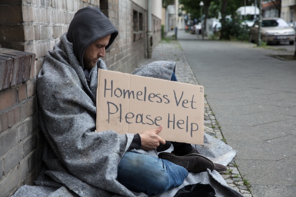 männliche, obdachlose, sitzen, auf, einer, straße - 22813112