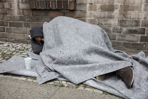 obdachloser, schlaf, auf, der, straße - 22813114