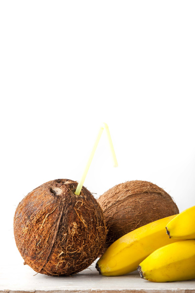 Kokosnuss und Bananen auf weißem Hintergrund - Lizenzfreies Bild ...