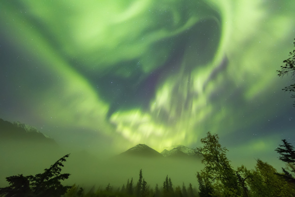 bright green aurora borealis tanzt ueber