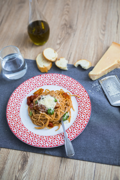 Spaghetti mit Kirschtomaten und Basilikum auf dem - Stockfoto #23680350 ...