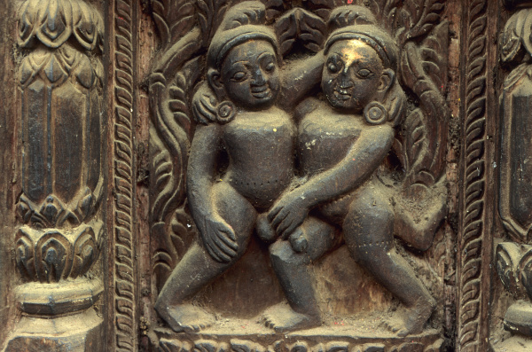 erotische holzschnitzerei an einem tempel in