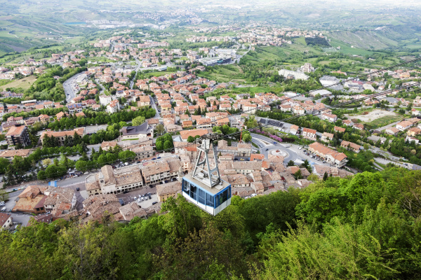 obenliegende drahtseilbahn mit stadtbild im hintergrund