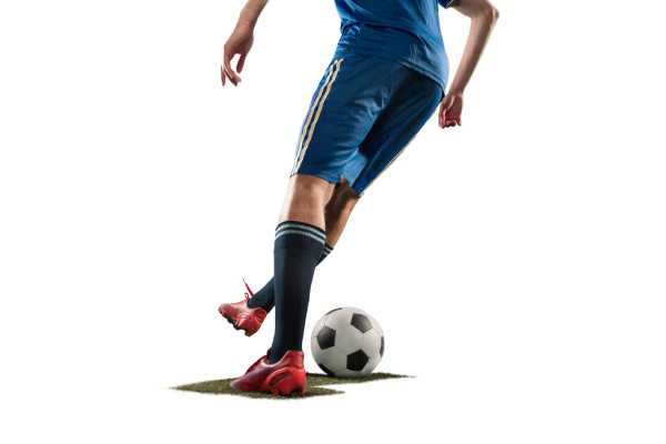 ein kaukasischer fussballspieler auf weissem hintergrund