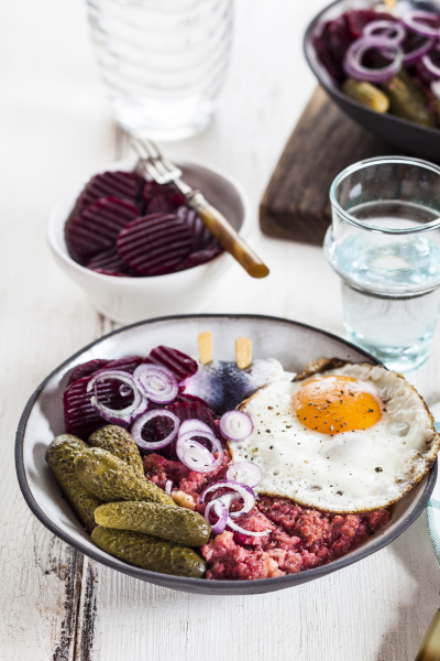 Labskaus Rollmops eingelegte Gurke Rote-Bete-Salat - Lizenzfreies Foto ...