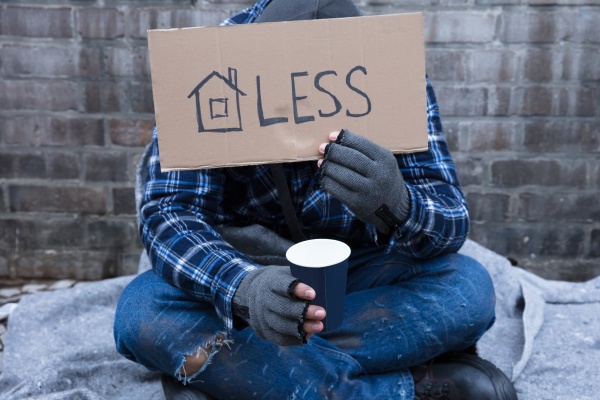 bettler der obdachloses plakat haelt