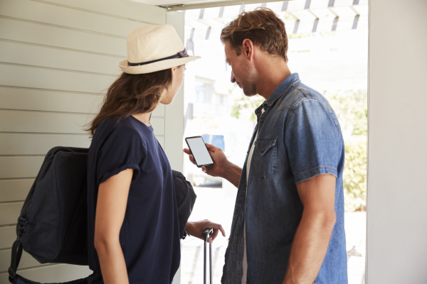 ehepaar nutzt online app zum buchen